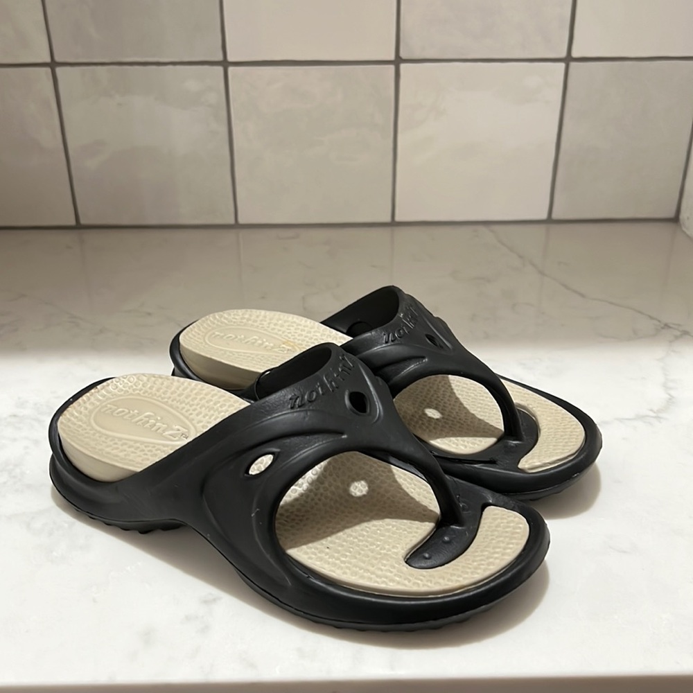 NWOT{nothinZ}Sz L5-6, JR 3-4 Black Flip Flops